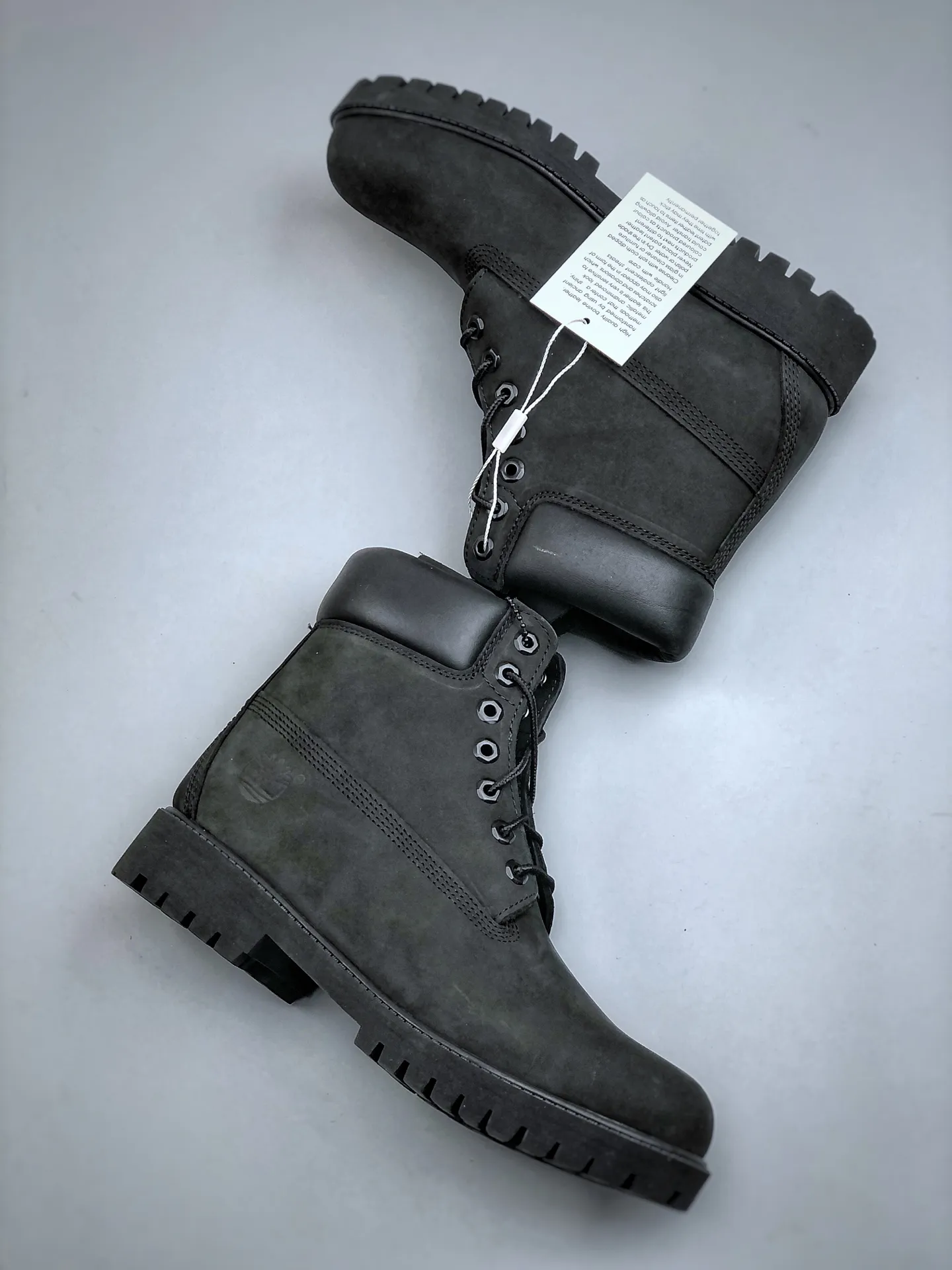 Local self-pickup💰800 supports store placement, get the pure and original top quality, one-to-one original development version Timberland can’t be beaten/classic yellow high-top [Female six-hole model 10361 Men’s seven-hole model 10061] Channel version of something, produced by Zhuhai OEM factory, Hong Kong purchasing agent of Hong Kong, unified channel delivery order, consistent quality of something, no need to emphasize gorgeous copywriting, just a brief introduction of materials, analysis of original genuine process, imported waterproof frosted cowhide, purple light logo anti-counterfeiting mark, precise computer sewing line, four-line parallel process, 10,000 times horizontal folding dynamic waterproofing, one-piece molding injection molding process ( ⚠️The difference is the cold-glued one-piece version) Rubber non-slip outsole is durable and wear-resistant. Fully genuine cowhide collar/lining/sole. Equipped with anti-fatigue shock-absorbing honeycomb insole. Extremely comfortable. Extremely practical for daily life. Classic, simple and easy to match. Essential for wind, rain, thunder, lightning, water, cold and heat insulation. Full set of cabinet packaging accessories (comes with shoelaces, cleaning eraser, and counter bag) Size: 35 36 37 37.5 38 38.5 39 39.5 40 41 41.5 42 43 43.5 44 44.5 45 one size larger. Authentic official website consistent size